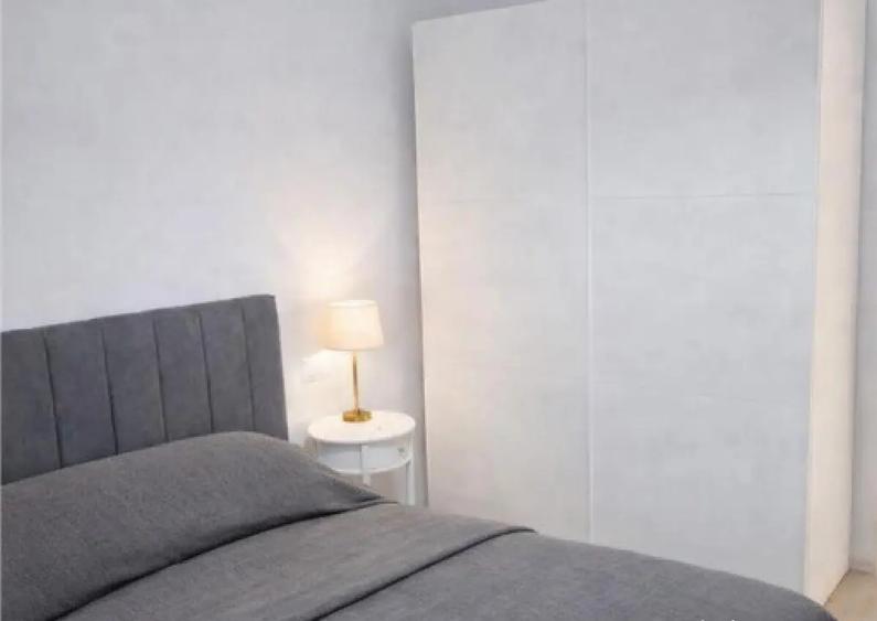 Apartament cu 3 camere decomandat, mobilat în Tractorul