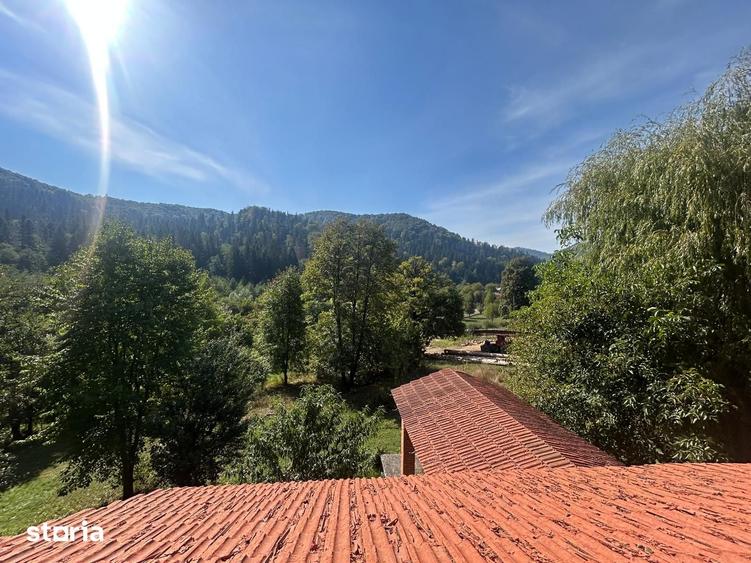 Casă cu 9 camere cu Teren 2342 Mp în Piatra Șoimului
