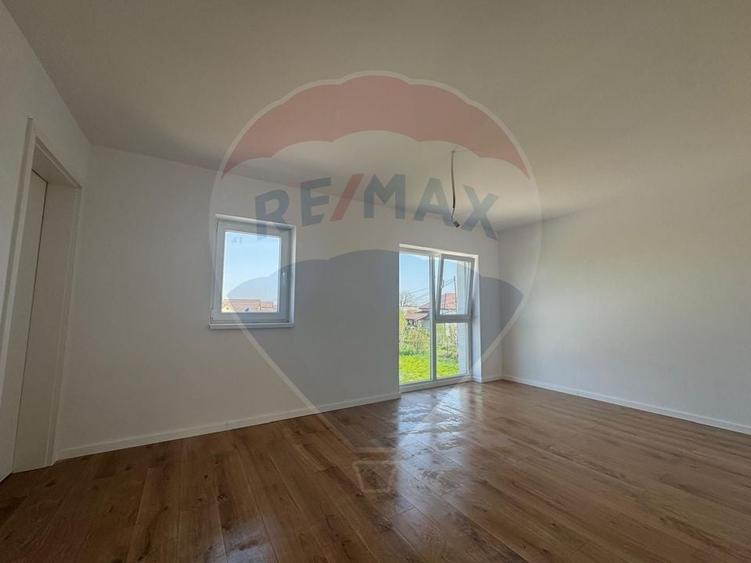Casă individuală cu 4 camere cu Teren 450 Mp în Săbăreni