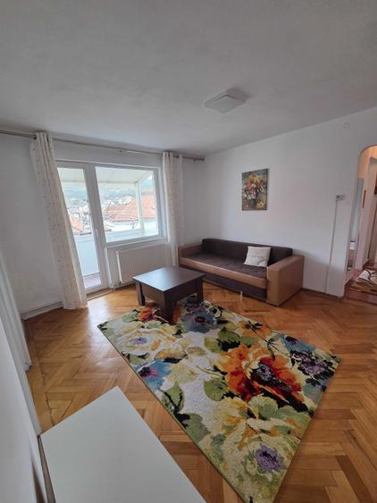 Apartament cu 3 camere semidecomandat în Central