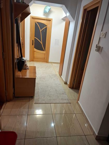 Se ofera spre vanzare un apart. spatios cu o suprafata de 65 mp, 3 cam. decomandate, et. 1, 2 bai, ideal atat pentru locuit, cat si pentru investitie - 2