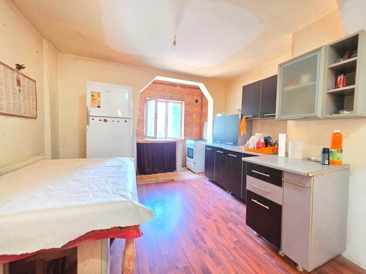 Apartament cu 3 camere decomandat în 1 Decembrie