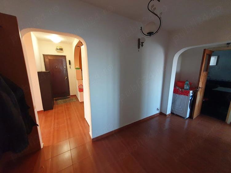 Apartament cu 4 camere decomandat în Costin Georgian
