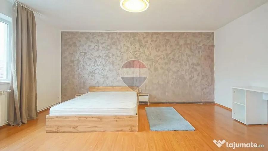 Apartament cu 4 camere semidecomandat în Tractorul