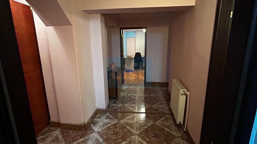 Apartament cu 3 camere semidecomandat, mobilat în Gară