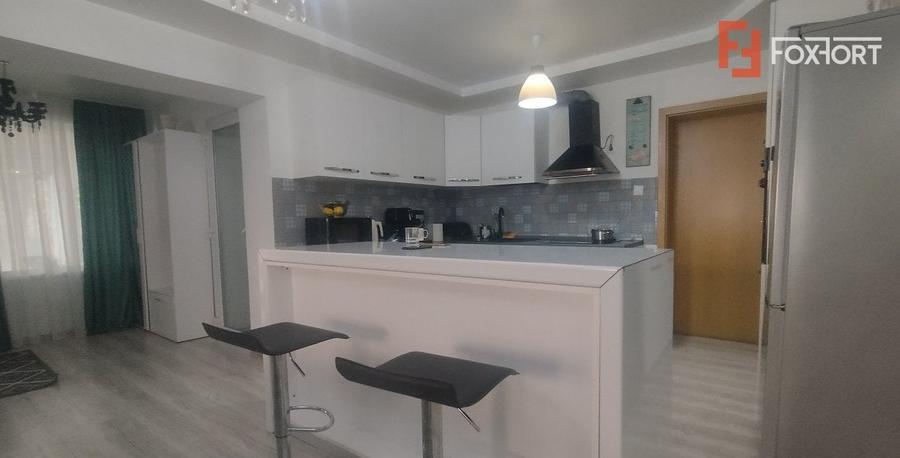 Casă individuală cu 7 camere cu Canalizare în Lipovei