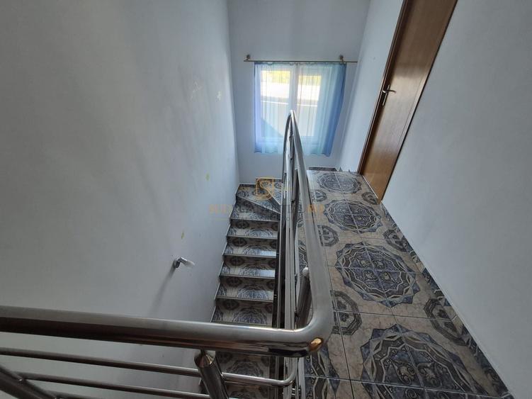 Casă individuală cu 5 camere cu Canalizare în 1 Decembrie