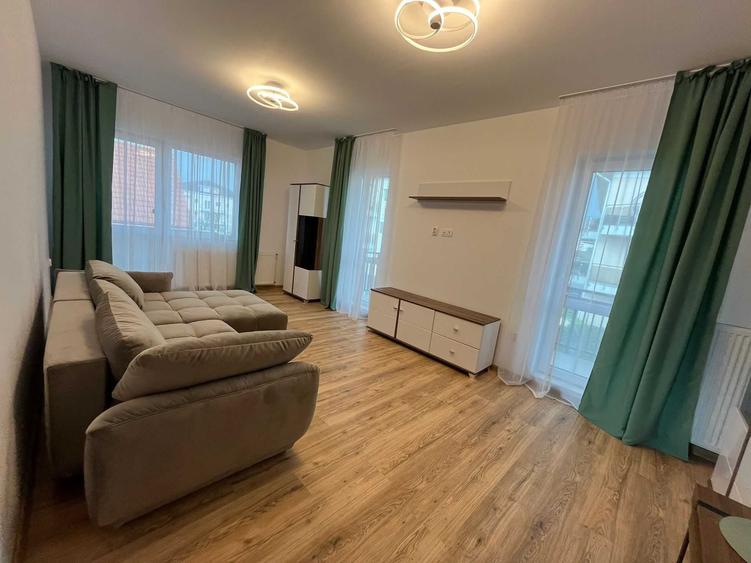 Apartament cu 2 camere decomandat în Tractorul