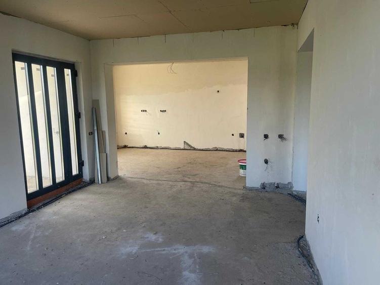Casă cu 4 camere în Șura Mare