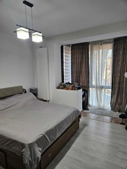 Apartament cu 3 camere semidecomandat în Calea București