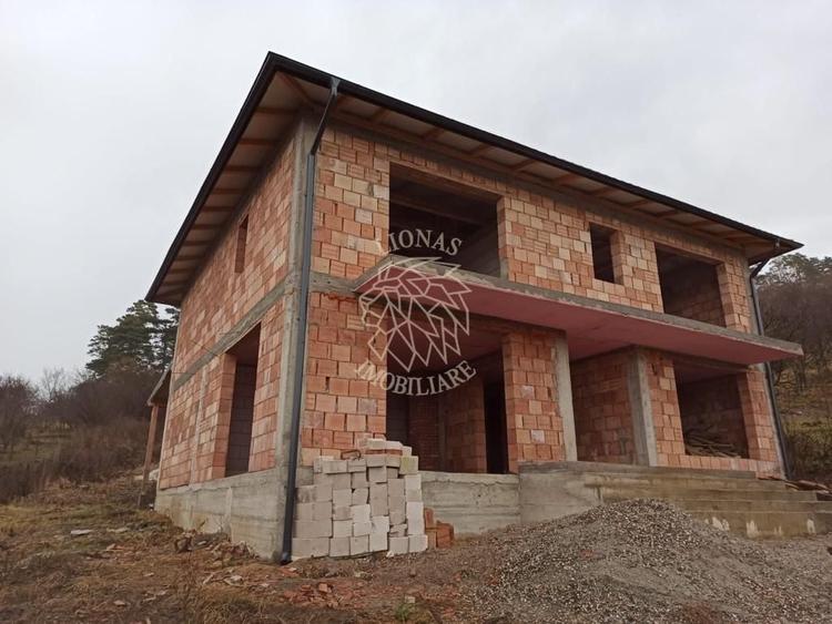 Casă individuală cu 6 camere cu Canalizare în Teaca
