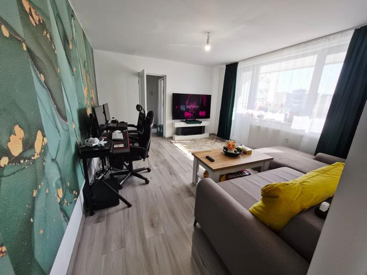 Apartament cu 3 camere semidecomandat în Bucur Obor