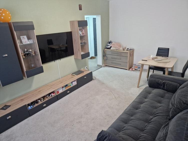 Apartament cu 3 camere semidecomandat, mobilat în Tei
