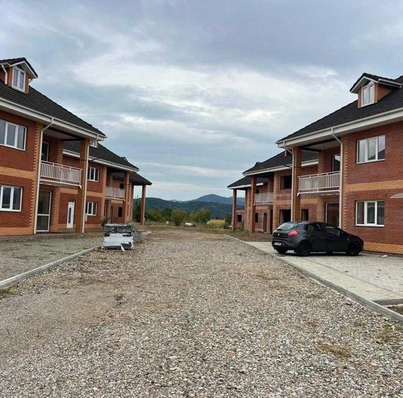 Casă cu 4 camere în Săvinești