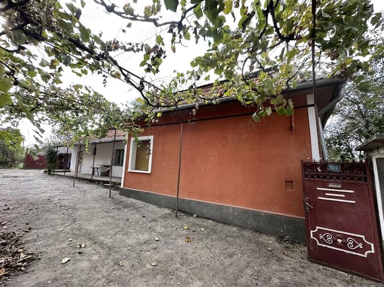 Casă cu 5 camere cu Teren 2000 Mp în Picleu