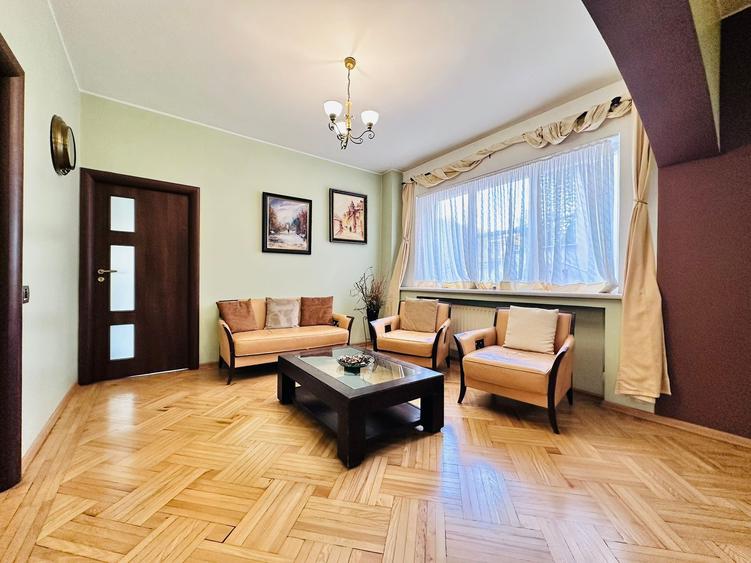 Casă individuală cu 8 camere cu Canalizare în Romană
