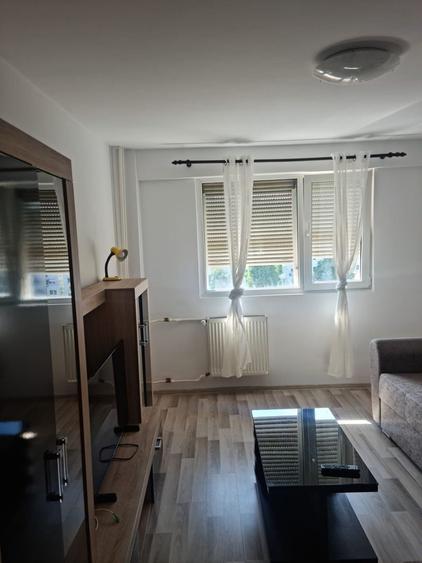 Apartament cu 2 camere semidecomandat, mobilat în P-ța Victoriei