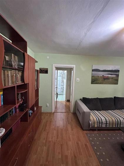 Apartament cu 3 camere semidecomandat, mobilat în Podu Roș