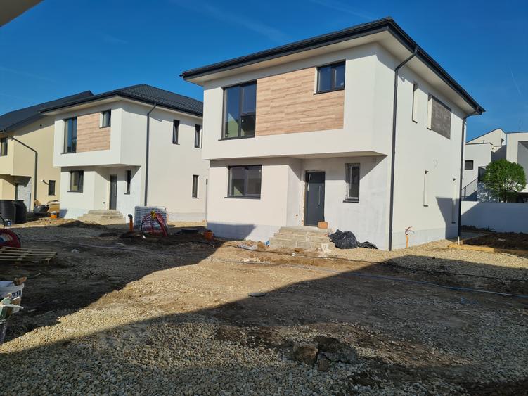 Casă individuală cu 4 camere cu Teren 250 Mp în Odăi
