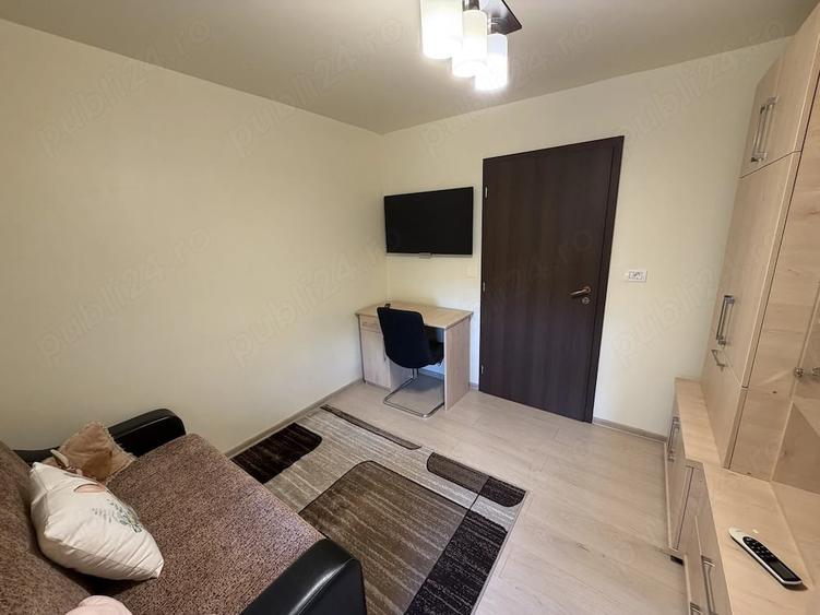 Apartament cu 3 camere semidecomandat în Aradului
