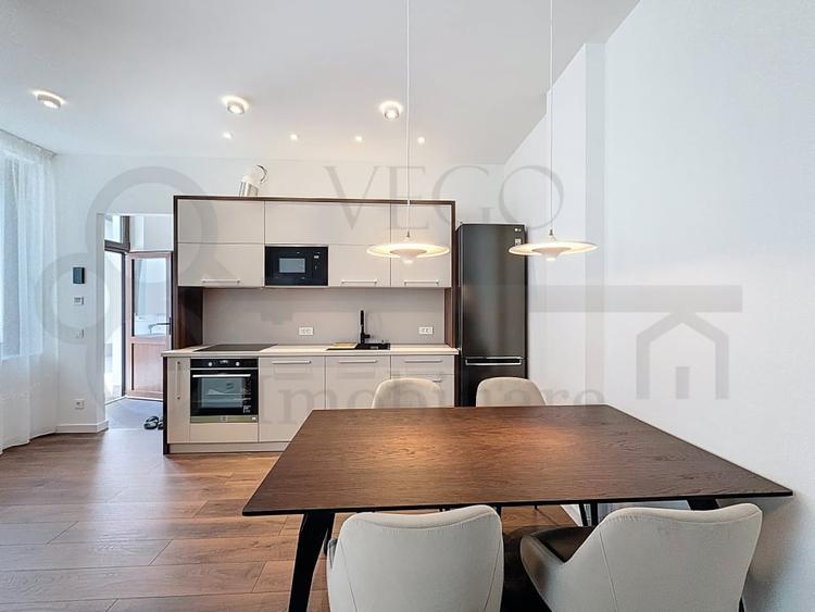 Apartament cu 3 camere semidecomandat, mobilat în Semicentral