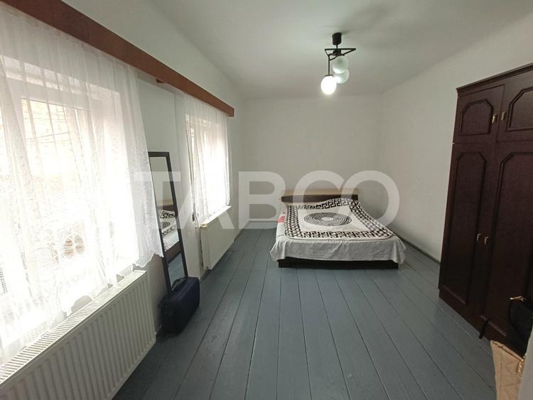 Apartament cu 3 camere semidecomandat, mobilat în Orașul de Jos