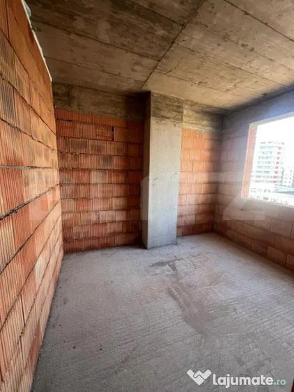 Apartament cu 3 camere semidecomandat în Între Lacuri