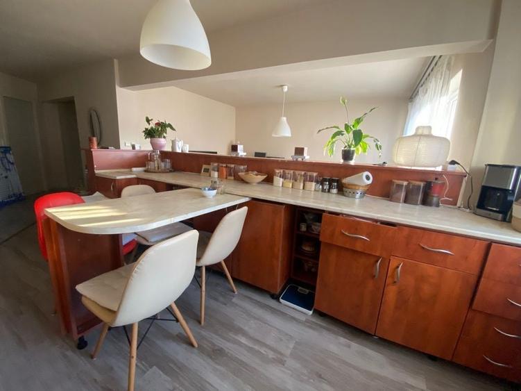 Apartament cu 4 camere decomandat în Petros