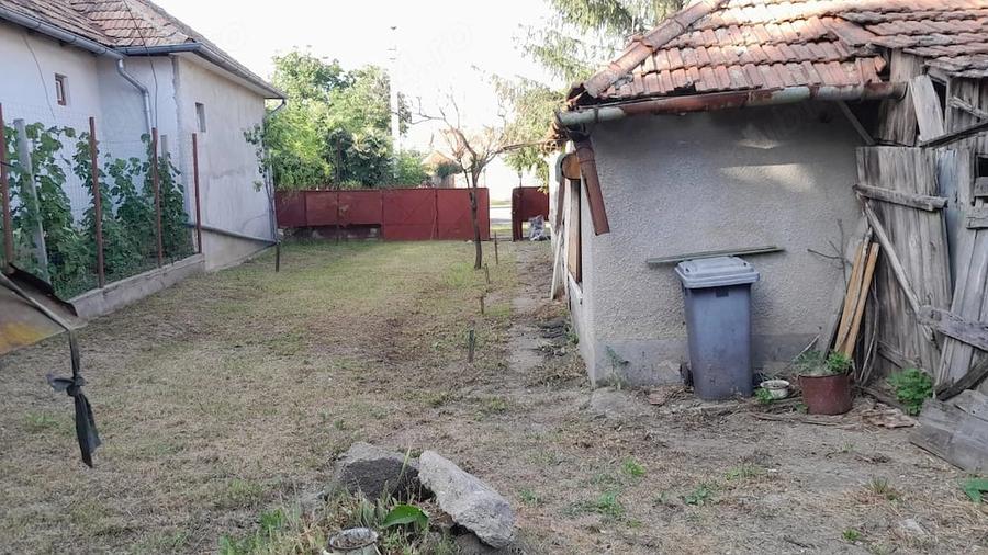 Casă cu 2 camere cu Teren 1543 Mp în Central