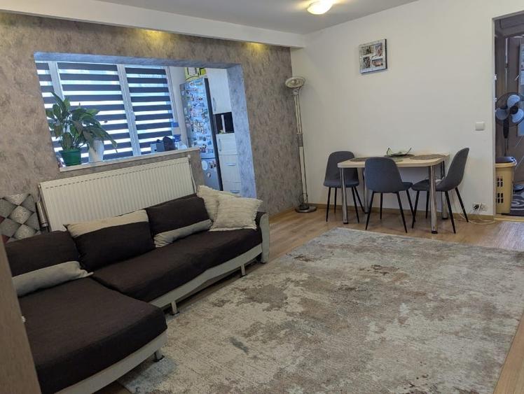 Apartament cu 3 camere semidecomandat, mobilat în Buziașului