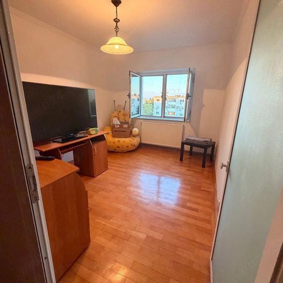 Apartament cu 3 camere decomandat în Eremia