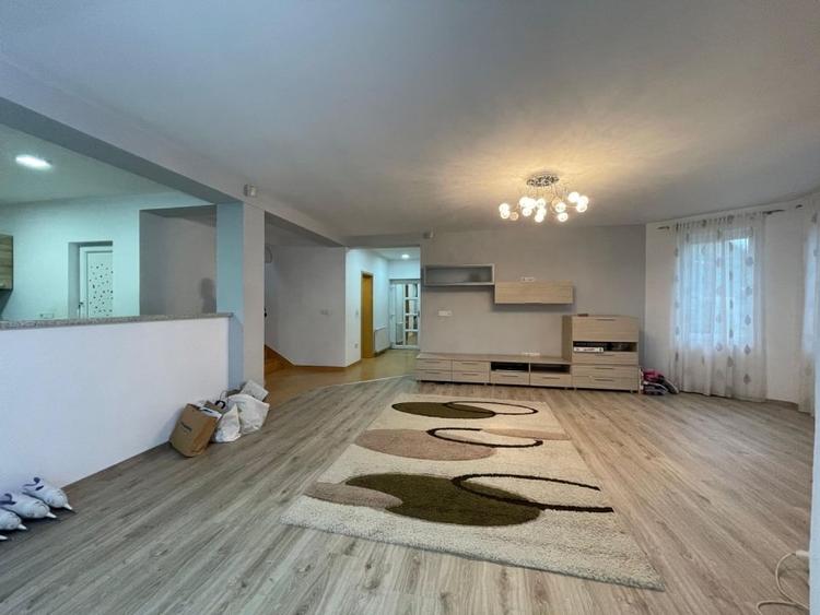 Casă individuală cu 5 camere cu Canalizare în Moșnița Veche