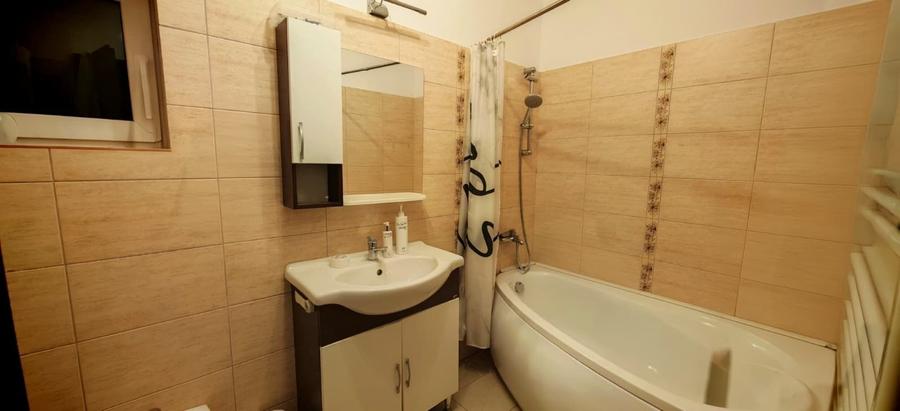 Apartament cu 4 camere decomandat, mobilat în Central