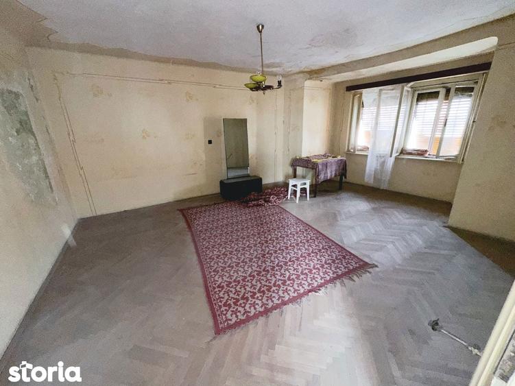 Casă cu 5 camere cu Teren 990 Mp în Central