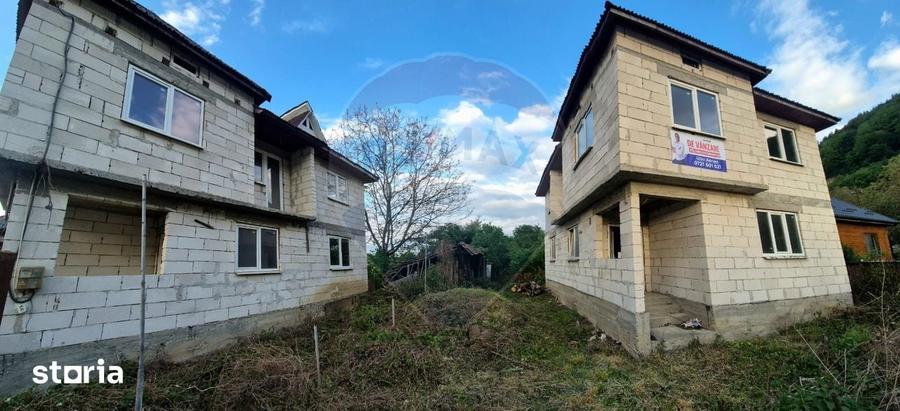Casă cu 7 camere cu Teren 3650 Mp în Central