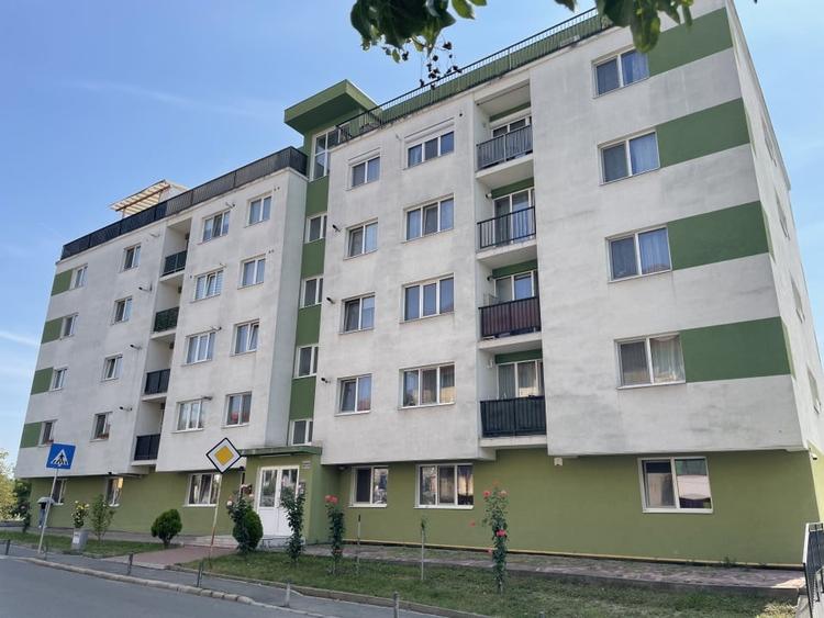 Apartament cu 2 camere semidecomandat, mobilat în Între Lacuri