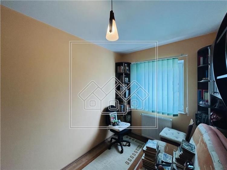 Apartament cu 3 camere decomandat în Valea Aurie