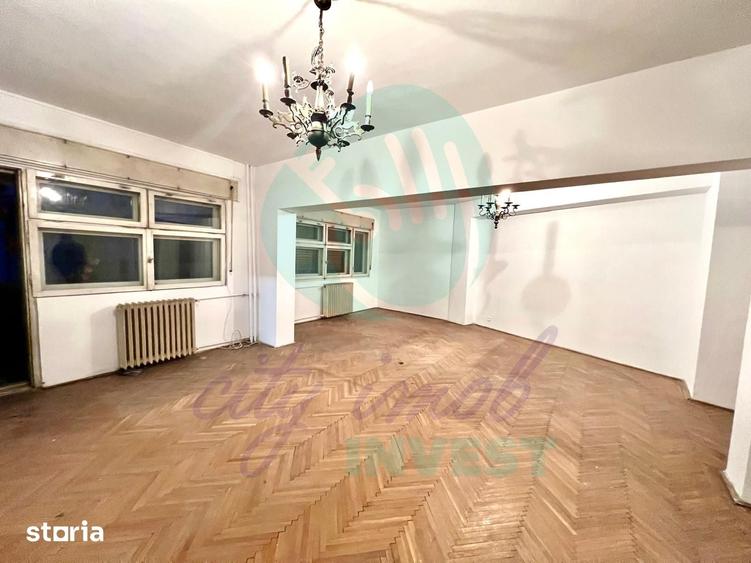 Apartament cu 4 camere semidecomandat în Centrul Civic