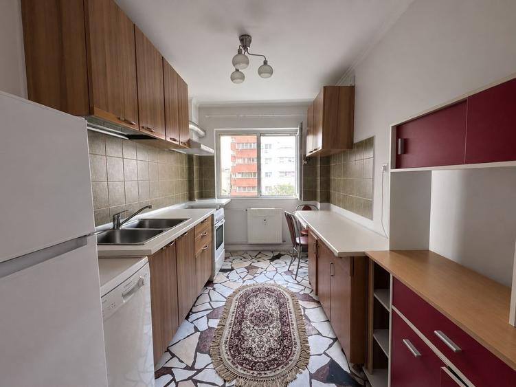 Apartament cu 3 camere semidecomandat în Moșilor