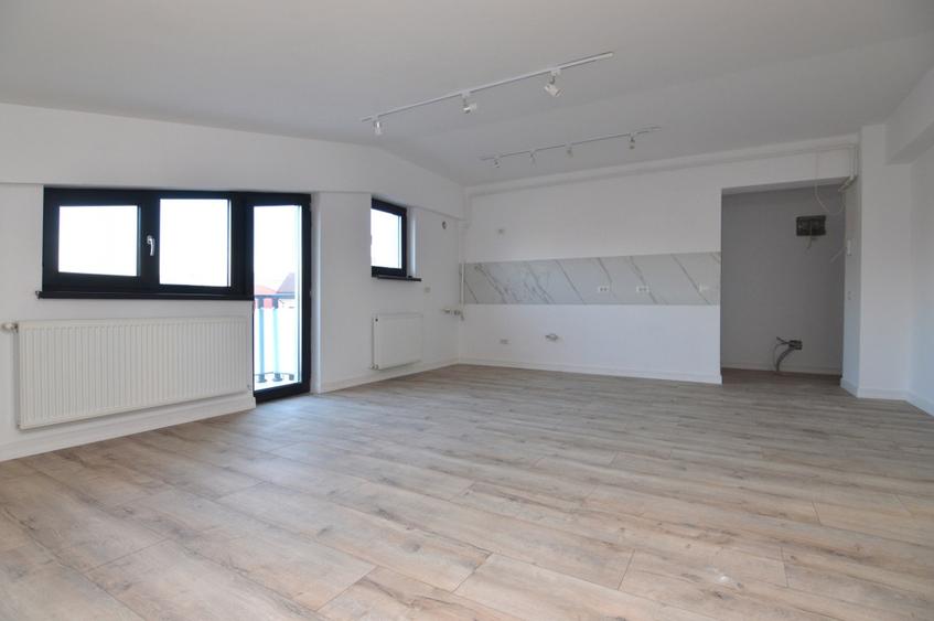 Apartament cu 3 camere semidecomandat în Calea Călărașilor