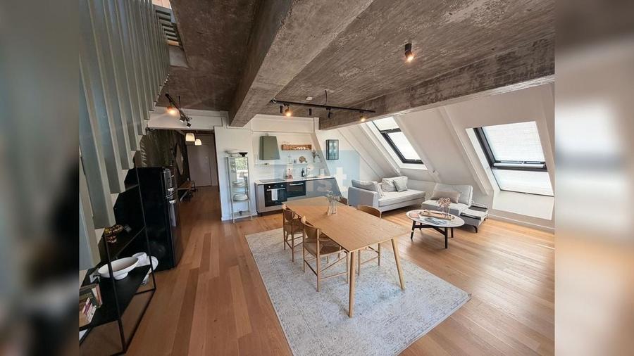 Penthouse cu 4 camere, mobilat în Central
