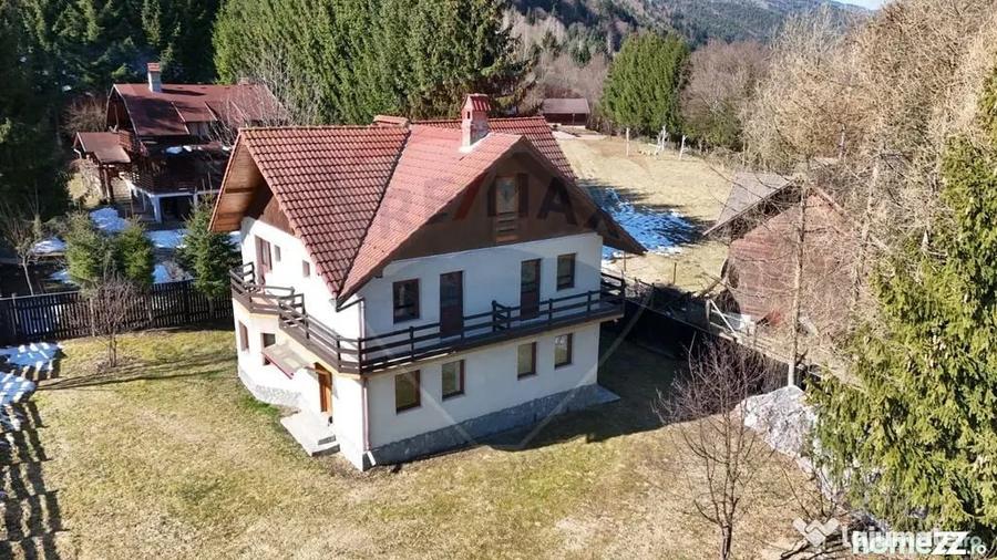 Casă cu 7 camere cu Teren 986 Mp în Plaiul Foii