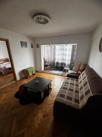 Apartament cu 3 camere semidecomandat în Central