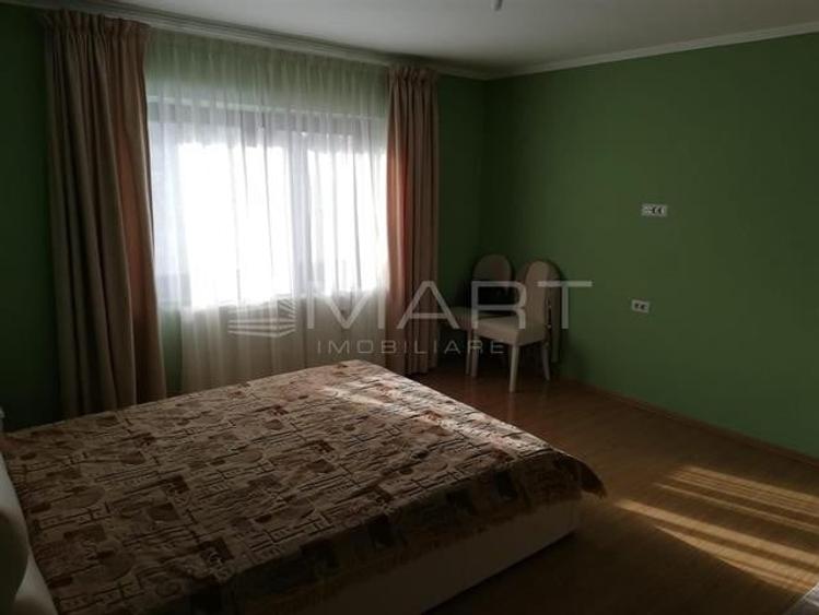 Casă cu 9 camere cu Teren 1545 Mp în Cristian