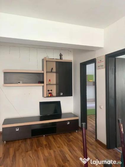 Apartament cu 3 camere semidecomandat în Rahova