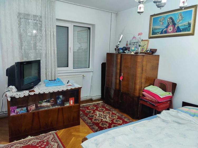 Apartament cu 3 camere semidecomandat în Boul Roșu
