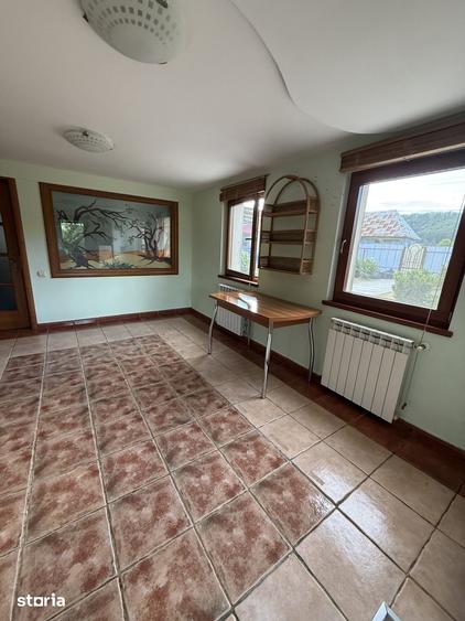 Casă cu 5 camere cu Teren 7200 Mp în Mănăstirea Cașin