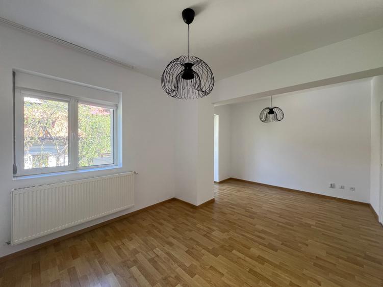 Apartament cu 3 camere semidecomandat în Mitropolie
