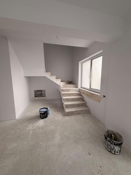 Apartament cu 4 camere decomandat în Drumul Taberei
