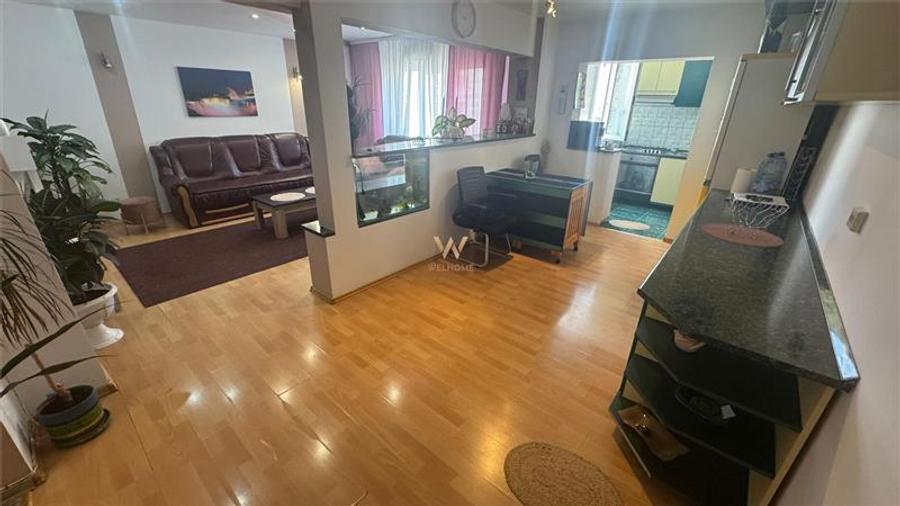 Apartament cu 4 camere decomandat în Valea Aurie